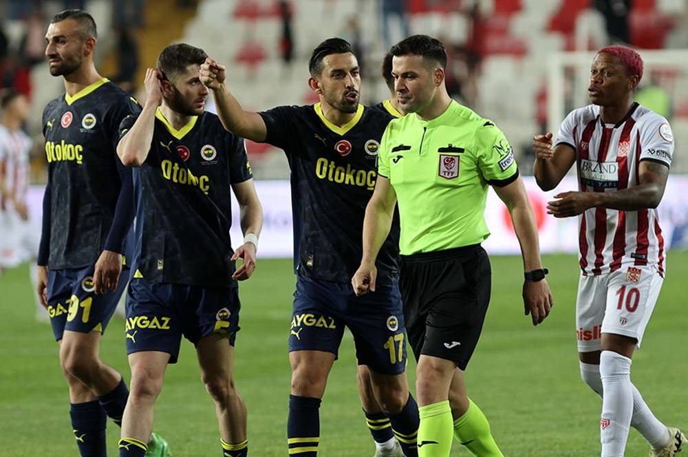 Trio Ekibi Fenerbahçe-Sivasspor Maçındaki Tartışmalı Pozisyonları Yorumladı 5